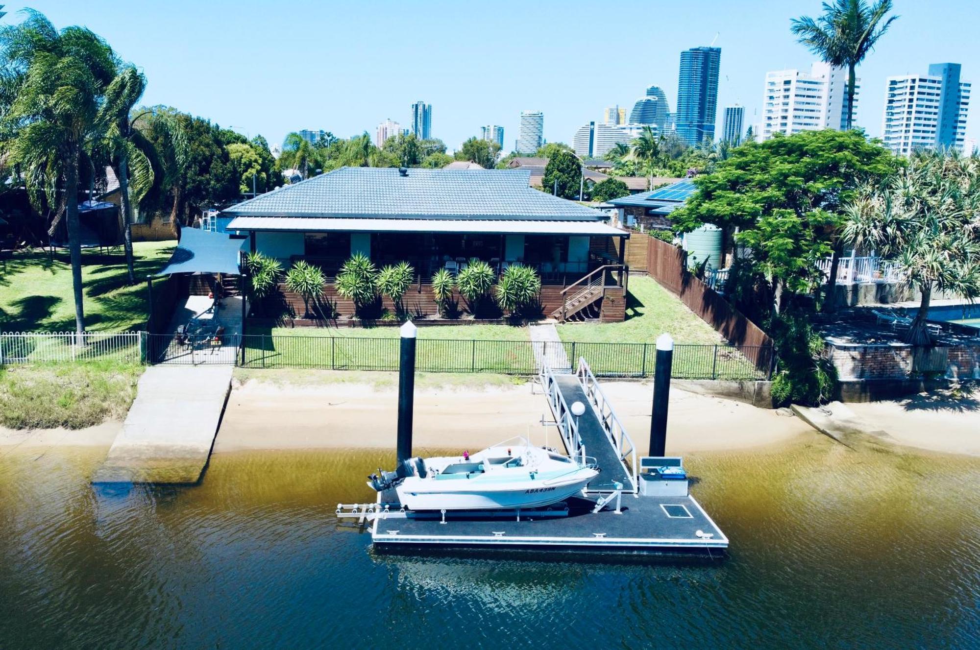 Reflections Broadbeach- Heated Pool! Complete Waterfront Entertainer With Huge Deck, Pool Table And Pontoon Villa Gold Coast Exterior photo