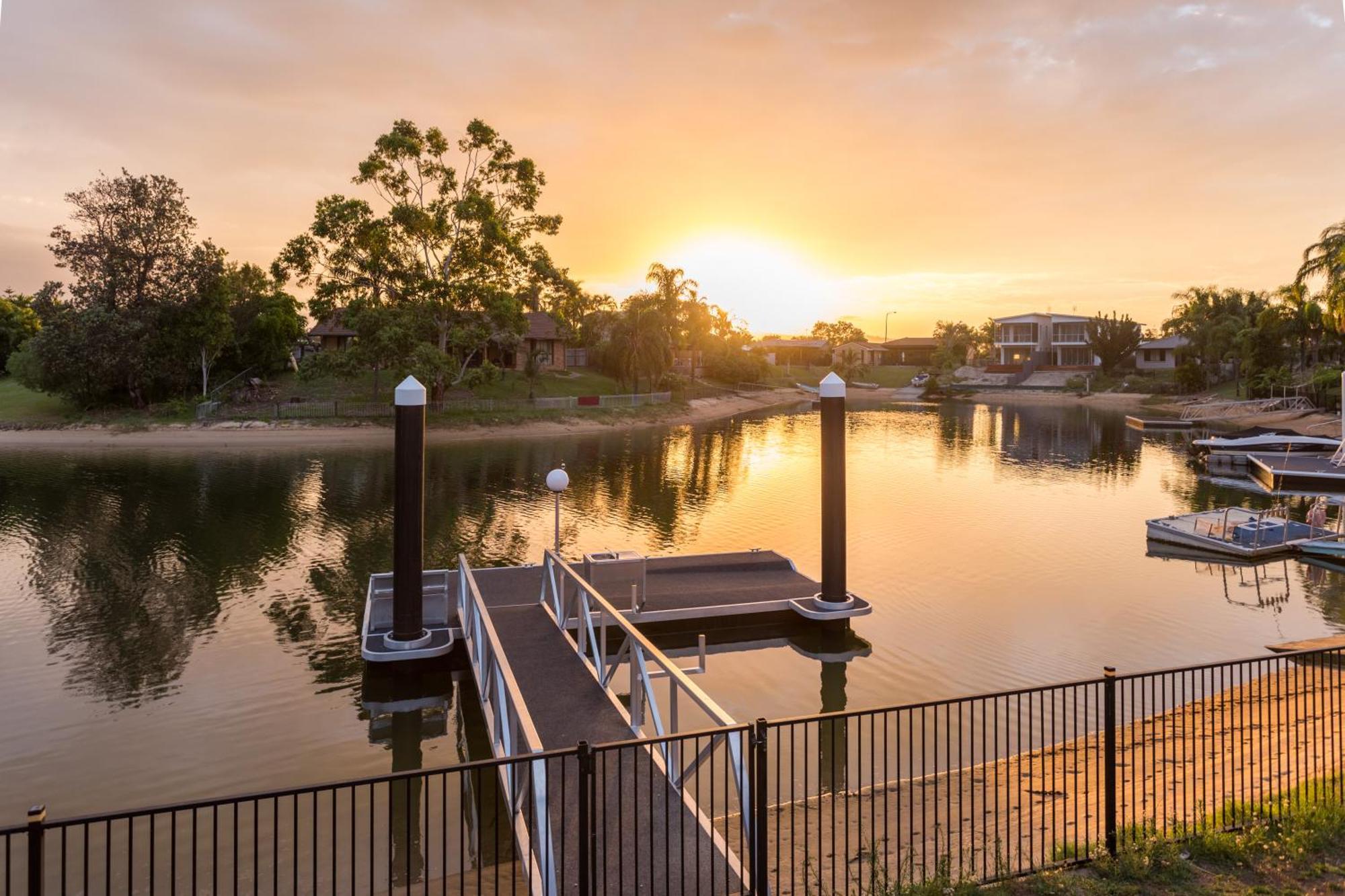 Reflections Broadbeach- Heated Pool! Complete Waterfront Entertainer With Huge Deck, Pool Table And Pontoon Villa Gold Coast Exterior photo