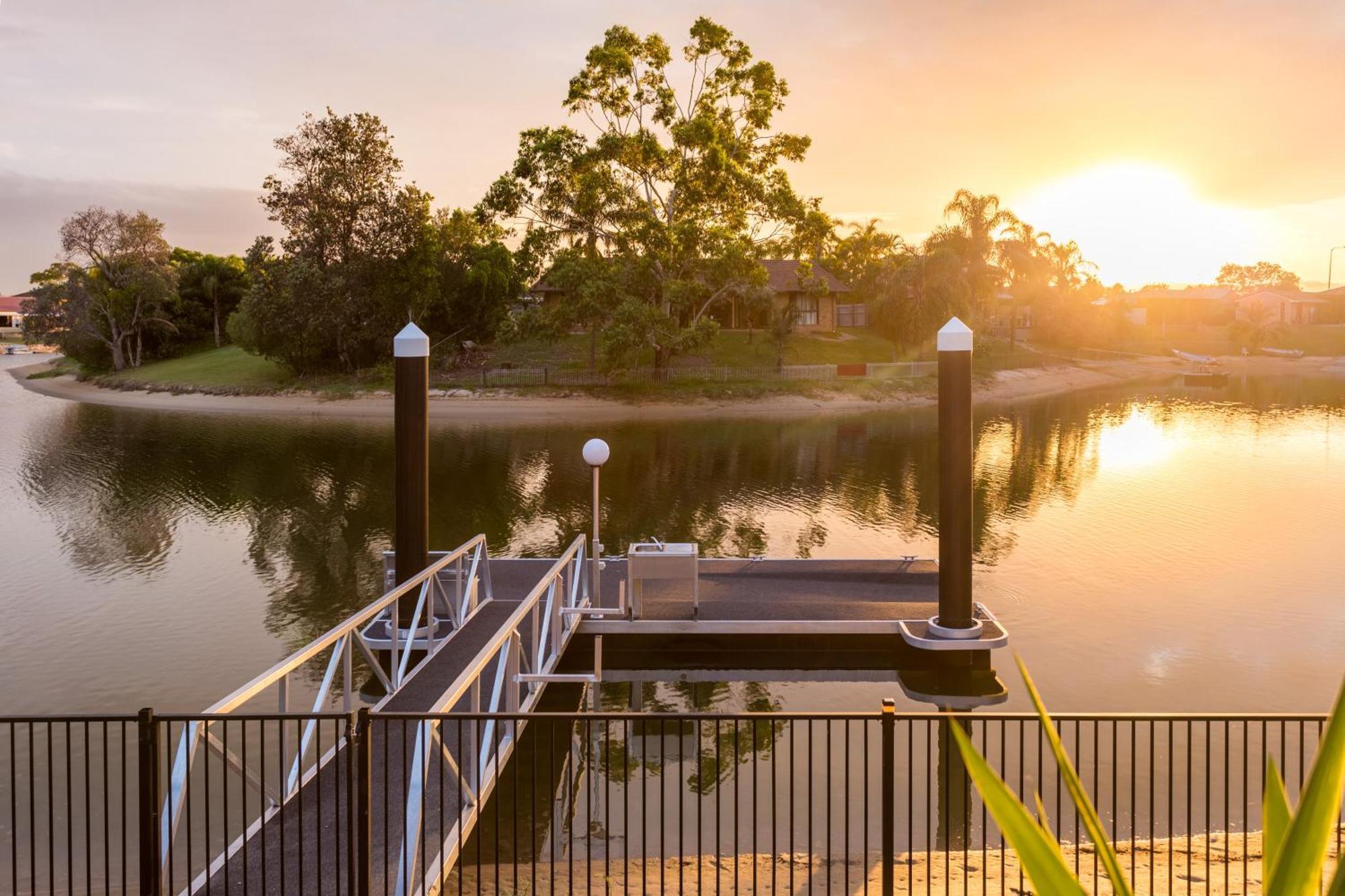 Reflections Broadbeach- Heated Pool! Complete Waterfront Entertainer With Huge Deck, Pool Table And Pontoon Villa Gold Coast Exterior photo