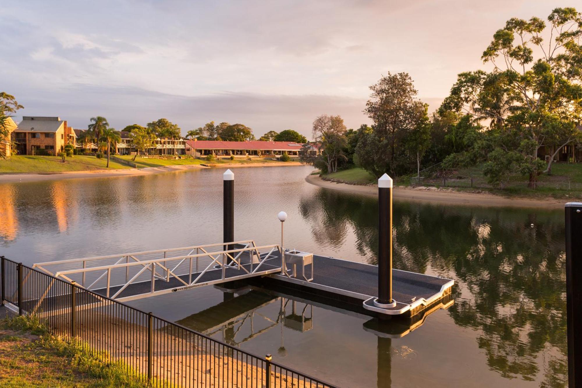 Reflections Broadbeach- Heated Pool! Complete Waterfront Entertainer With Huge Deck, Pool Table And Pontoon Villa Gold Coast Exterior photo